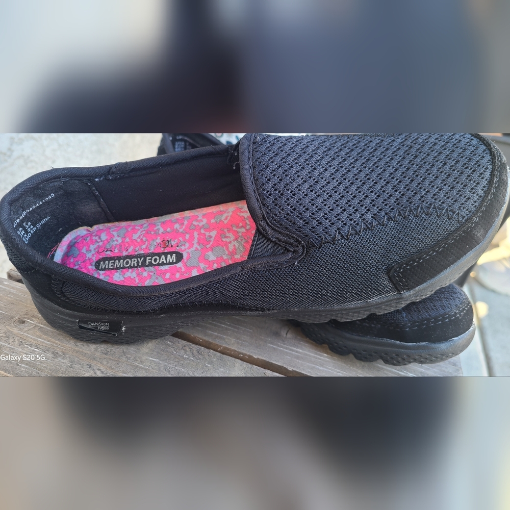 Women's Skechers Size 7 Memory Foam
